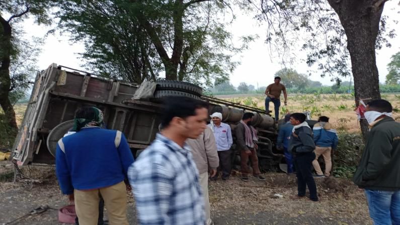 जळगावात पपयांचा ट्रक उलटून भीषण अपघात; 15 मजूर जागीच ठार