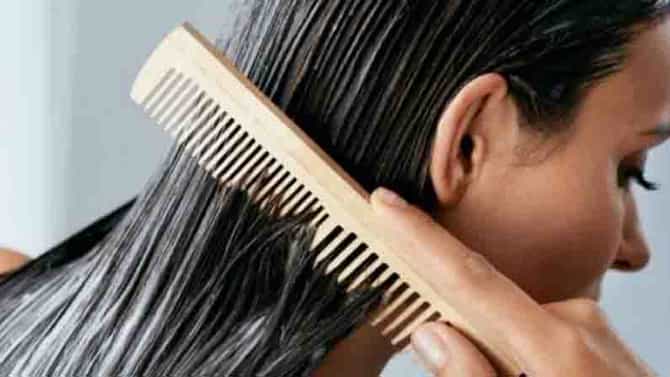 तुमच्या या चुका तर ठरत नाहीयत ना केस गळतीचे कारण?