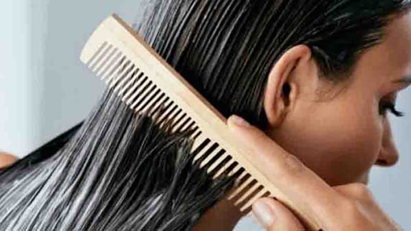 तुमच्या या चुका तर ठरत नाहीयत ना केस गळतीचे कारण?