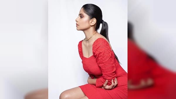 अभिनेत्री सई ताम्हणकर मराठी चित्रपटसृष्टीत बोल्ड आणि बिनधास्त व्यक्तिमत्वासाठी ओळखली जाते.