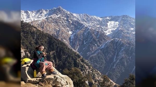 आता तिनं मस्त बर्फातील फोटो सोशल मीडियावर शेअर केले आहेत.