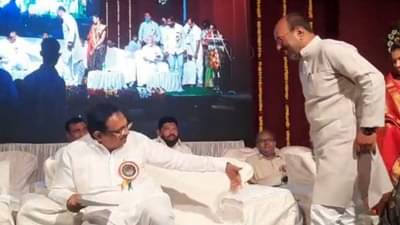 संजयकाका म्हणाले, नको नको नको, जयंत पाटलांनी आग्रहाने शेजारी बसवलं