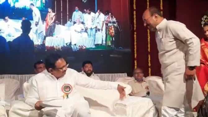 संजयकाका म्हणाले, नको नको नको, जयंत पाटलांनी आग्रहाने शेजारी बसवलं