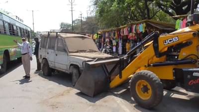 इचलकरंजीत रस्ता सुरक्षा अभियान, बेवारस वाहने, हातगाड्या आणि जाहिरातींचे फलक जप्त