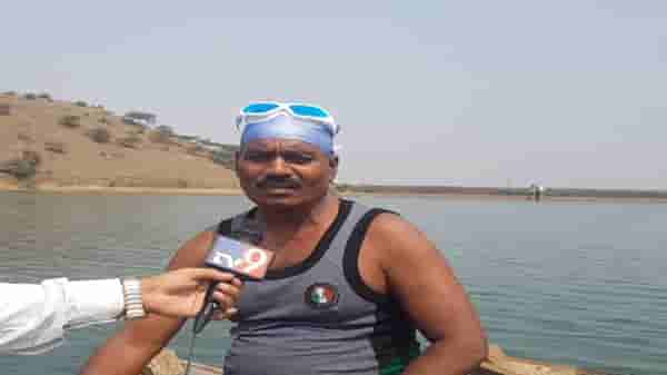 जलतरणाचे धडे गिरवणारा शिक्षक अवलिया, 3200 मीटरचं अंतर अवघ्या 2 तास 20 मिनिटात पार