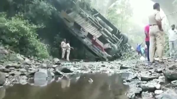 मध्य प्रदेशात बस 30 फूट खोल कालव्यात कोसळली; 35 प्रवाशांचा बुडून मृत्यू