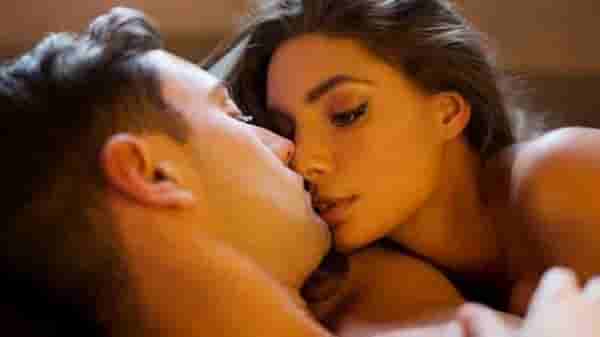 Kissing Benefits | चुंबनाने केवळ मूडच नाही, तर आरोग्यही सुधारते! वाचा ‘Kiss’चे आश्चर्यकारक फायदे...