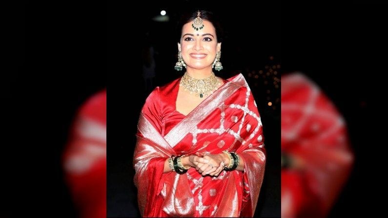 दिया या फोटोंमध्ये प्रचंड सुंदर दिसतेय.