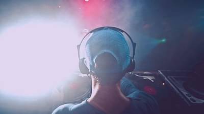 12 तास म्युझिक प्लेबॅक, 150 तासांच्या स्टँडबायसह जबरदस्त हेडफोन्स लाँच