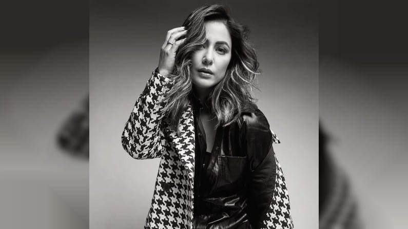 अभिनेत्री हीना खान सध्या सोशल मीडियावर मोठ्या प्रमाणात अॅक्टिव्ह असते. ती सोशल मीडियाच्या माध्यमातून नियमीतपणे चाहत्यांच्या संपर्कात असते.