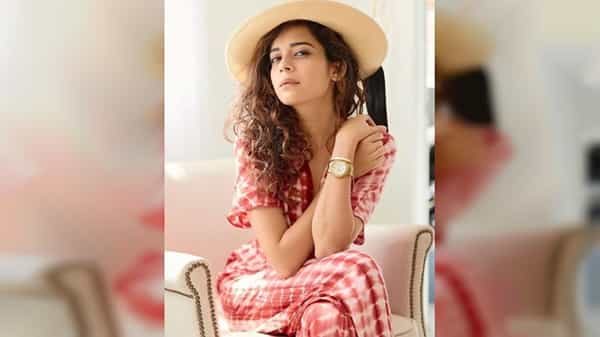 अभिनेत्री मिथिला पालकर सध्या सोशल मीडियावर मोठ्या प्रमाणात सक्रिय असते. सध्या ती सोशल मीडिया सेंसेशन बनली आहे.