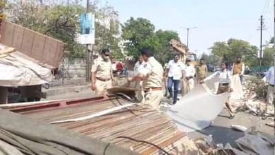 सोलापूर वाहतूक पोलिसांची माणुसकी, अपघातात रस्त्यावर पडलेलं 20 लाखांचं सनमाईक स्वत: उचललं