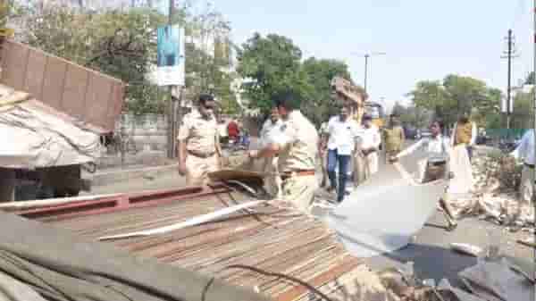 सोलापूर वाहतूक पोलिसांची माणुसकी, अपघातात रस्त्यावर पडलेलं 20 लाखांचं सनमाईक स्वत: उचललं