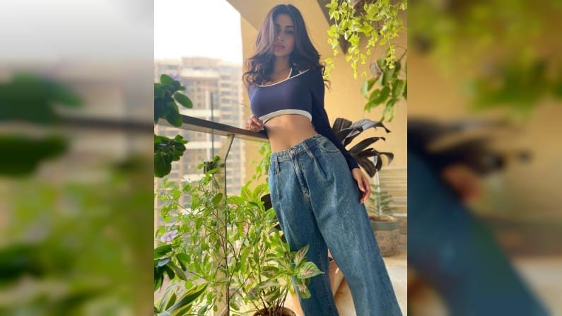 आपल्या बोल्ड अंदाजानं चाहत्यांना घायाळ करणारी अभिनेत्री मौनी रॉय सध्या सोशल मीडियावर मोठ्या प्रमाणात सक्रिय असते.