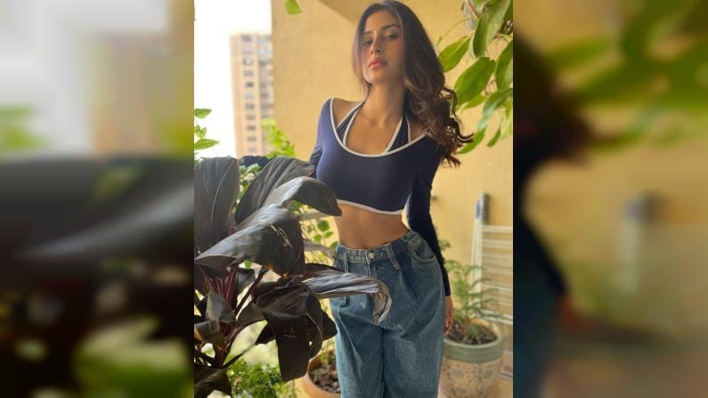 आता मौनीनं घरातच काही फोटो क्लिक केले आहेत. घरातील बाल्कनीमध्ये आणि हॉलमध्ये मौनीनं हे फोटोशूट केलं आहे. 