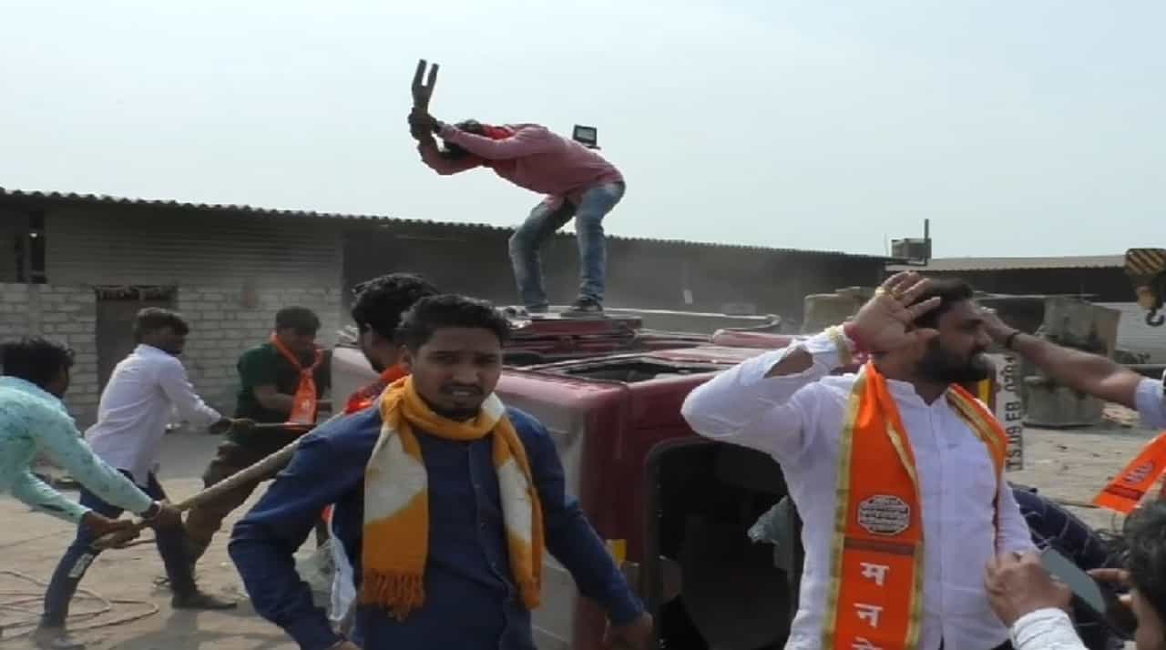 Video | स्थानिकांना रोजगार द्या म्हणत मनसेचा राडा; गाड्या, जेसीबी, CCTV ची तोडफोड