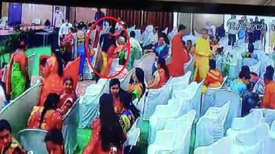 ड्रेसवर सोन्याचे दागिने न शोभल्याने वधूने पर्समध्ये ठेवले, चोरट्यांनी 16 लाखांच्या दागिन्यांसह पर्स पळवली