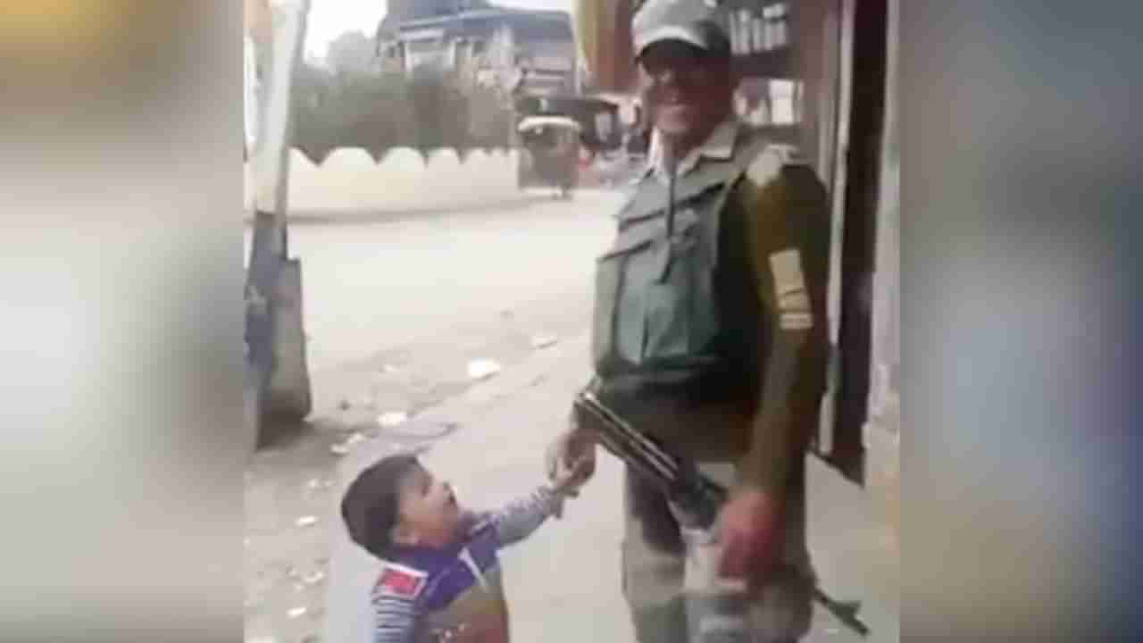 VIDEO: दुसरी नाही, ही हातातील बंदुकच हवी, रस्त्यावर सैनिकाला पाहून पाहून हट्ट करणाऱ्या लहानग्याचा व्हिडीओ व्हायरल
