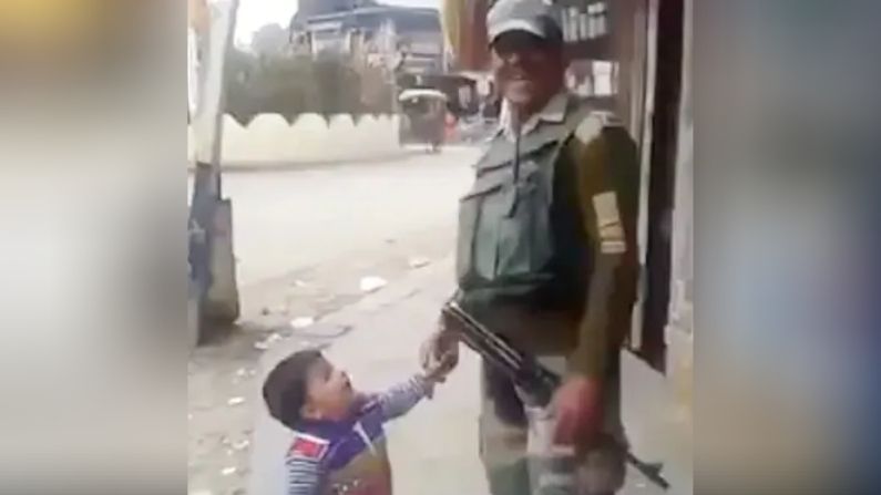 VIDEO: 'दुसरी नाही, ही हातातील बंदुकच हवी', रस्त्यावर सैनिकाला पाहून पाहून हट्ट करणाऱ्या लहानग्याचा व्हिडीओ व्हायरल