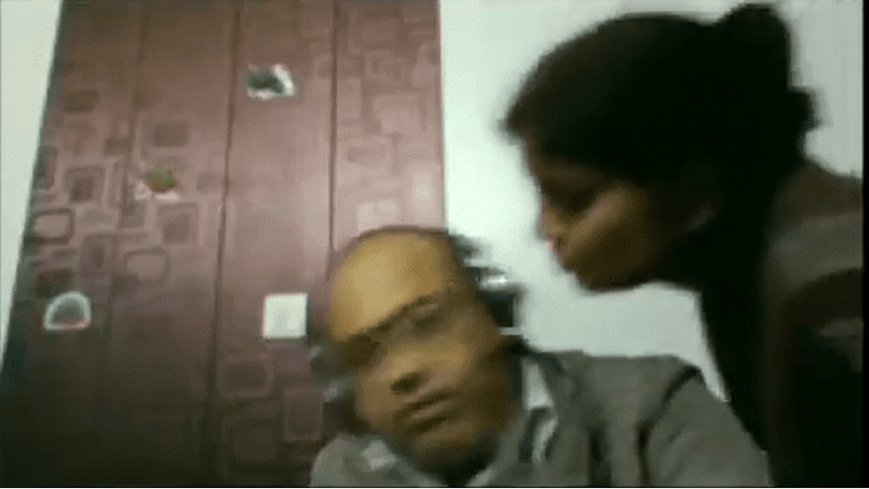 VIDEO : गुगल मिटींग सुरु आणि बायकोला किस करण्याचा मोह, कॅमेऱ्यात कैद 'तो' क्षण