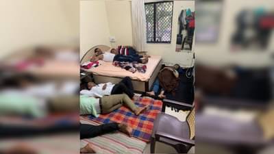 कार्यकर्ते गादीवर, आमदार जमिनीवर, साधेपणानं राहणारा अहमदनगरचा आमदार कोण?