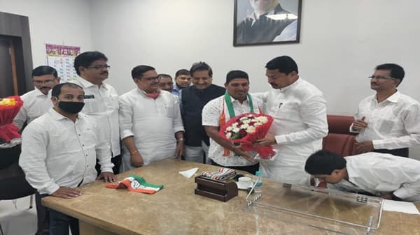 कोकणात शिवसेनेला मोठा झटका; या नेत्याचा काँग्रेसमध्ये प्रवेश