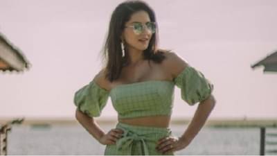 सनी लिओनचा निळा स्विमसूट इंटरनेटवर चर्चेत, लूक पाहून चाहतेही घायाळ!