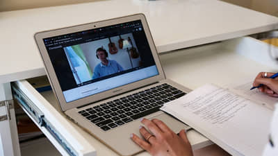 देशातील शहरी आणि ग्रामीण भागातील 50 टक्के मुलांपर्यंत इंटरनेट सुविधा नाही!