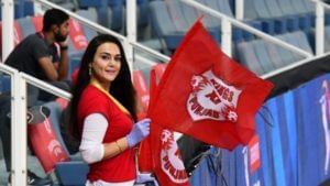 IPL  2021 auction | शाहरुख खान प्रिती झिंटाच्या पंजाबकडून खेळणार