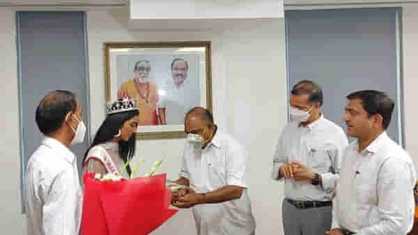 फेमिना मिस इंडिया 2020ची उपविजेती मान्य सिंहचा परिवहन मंत्र्यांकडून सत्कार