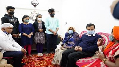 प्राण गमावलेल्या 2 कोरोना योद्धांच्या कुटुंबियांना केजरीवाल सरकारकडून प्रत्येकी 1 कोटीची मदत