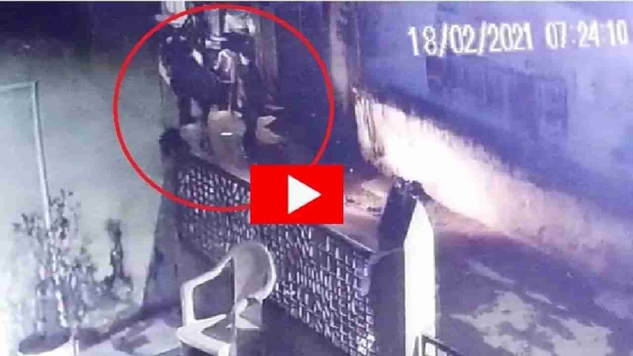 CCTV VIDEO | नागपुरात माजी नगरसेवकाच्या घरी चोरी, बंदुकीच्या धाकाने पत्नीची लूटमार