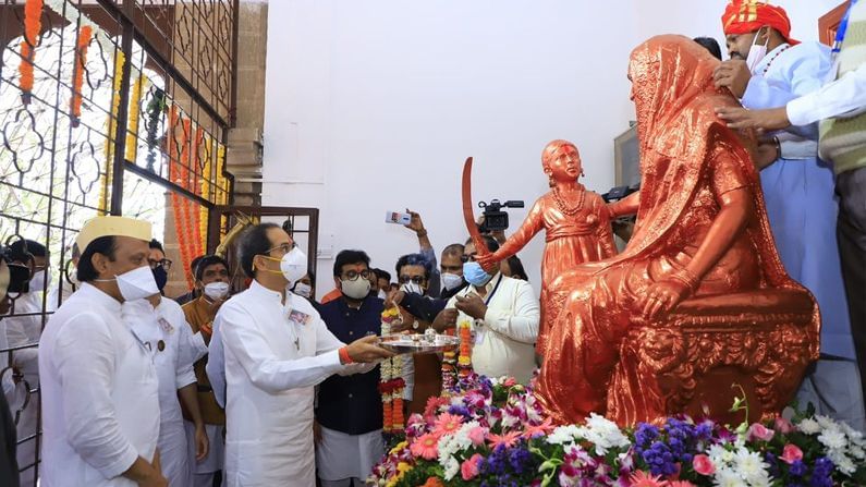 काही साप चावतात तर काही चावत नाही, त्यांना ठेचायचं असतं; मुख्यमंत्री विरोधकांवर बरसले काही साप चावतात तर काही चावत नाही, त्यांना ठेचायचं असतं; मुख्यमंत्री विरोधकांवर बरसले