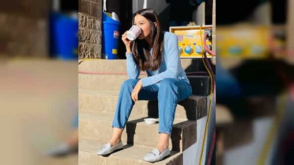बॉलिवूड अभिनेत्री गौहर खान सध्या सोशल मीडियावर मोठ्या प्रमाणात सक्रिय असते.
