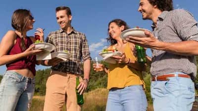 Eating Habits | उभं राहून जेवायची सवय लागलीय? वाचा याचे मोठे दुष्परिणाम...