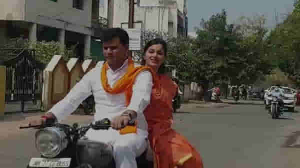 अमरावतीत कोरोनाचा वाढता प्रादुर्भाव, राणा दाम्पत्याची विना मास्क बुलेटवारी!