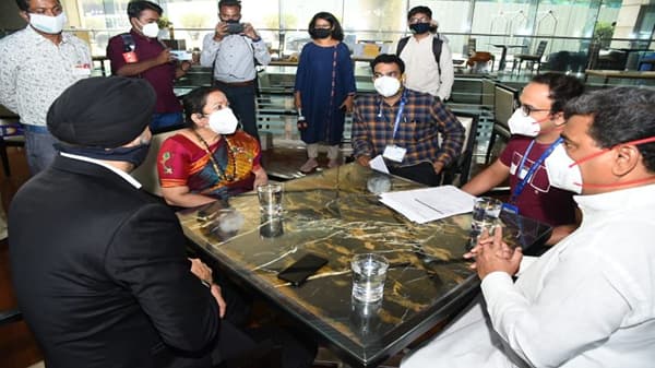 आंतरराष्ट्रीय प्रवाशांसाठी फाईव्ह स्टार हॉटेलमध्ये विलगीकरण, महापौरांकडून हॉटेलची पाहणी