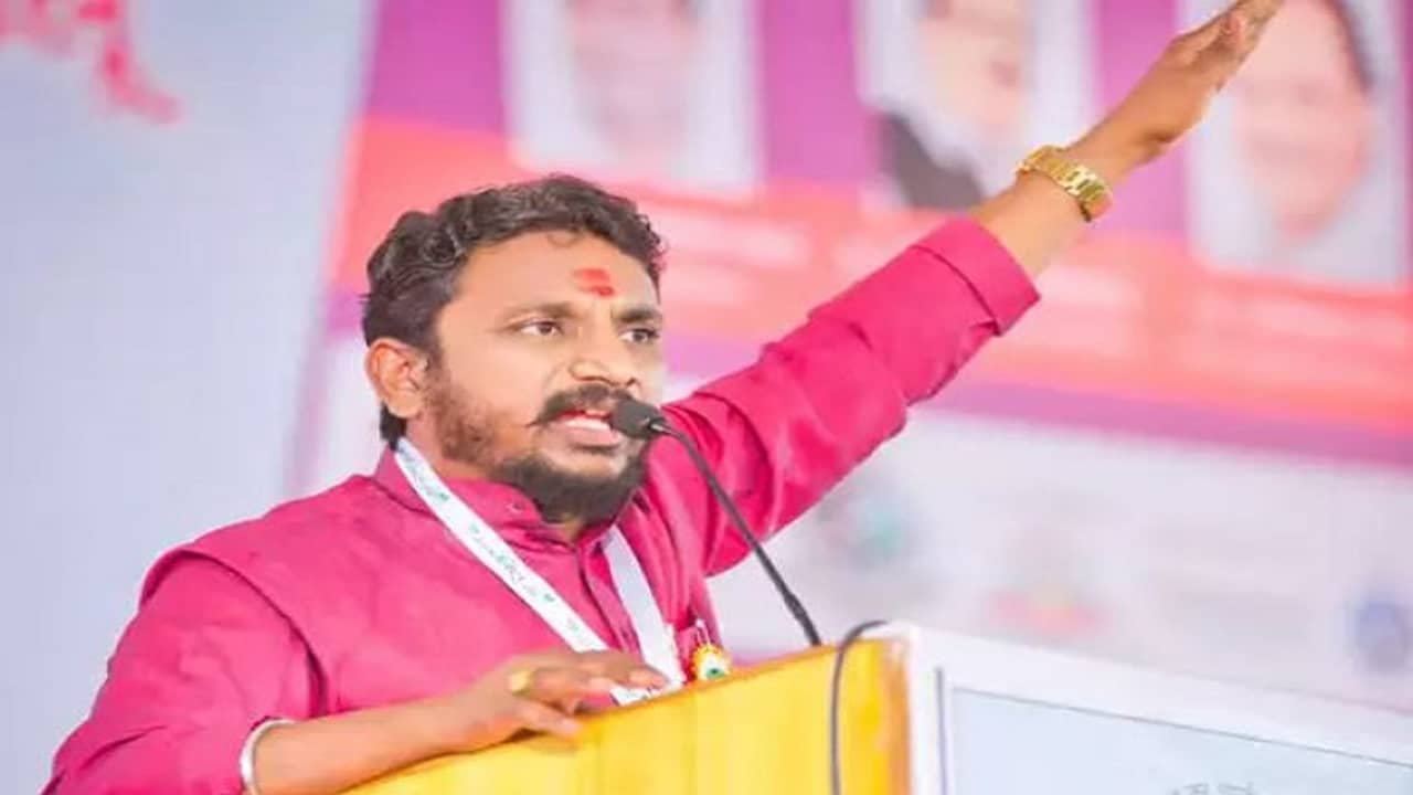 भाषण सुरु असतानाच अमोल मिटकरींना अर्धांगवायूचा सौम्य झटका, उपचारानंतर प्रकृती स्थिर