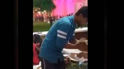 Viral Video : लग्न समारंभात तंदुर बनवणाऱ्यानं असं काही केलं की तुम्ही शिव्या घालाल!