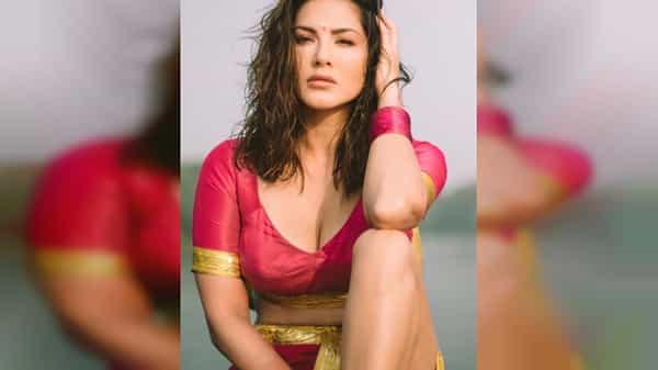 बॉलिवूड अभिनेत्री सनी लिओनी नेहमीच चर्चेत असते. सोशल मीडियावर नवनवीन फोटो व्हिडीओ शेअर करत ती चाहत्यांशी कनेक्ट होते.