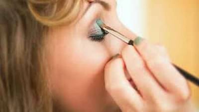 Eye Makeup । डोळ्यांना बोल्ड लुक देण्यासाठी ट्राय करा स्मोकी आय मेकअप