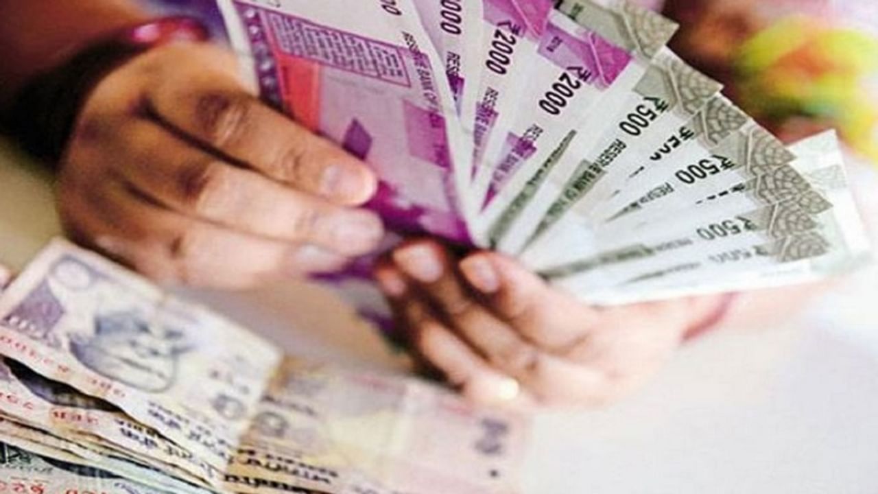मिळवा 1600 रुपये - सरकार पंतप्रधान उज्ज्वला योजनेंतर्गत गरीब कुटुंबांना आर्थिक मदत करतं. यामध्ये शासनाने 1600 रुपये देण्याचं ठरवलं आहे. एलपीजी गॅस कनेक्शन खरेदी केल्यानंतर हे पैसे देण्यात येतील. 