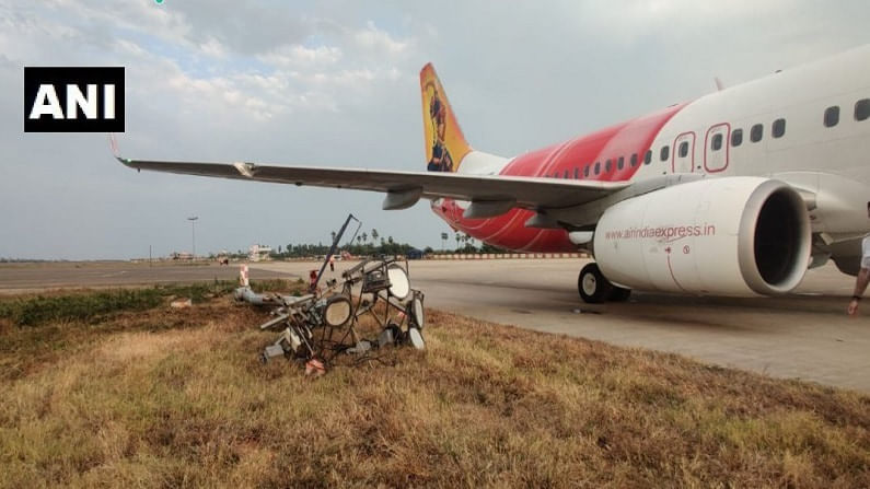 Plane Accident : एअर इंडियाचं विमान वीजेच्या खांबाला धडकलं!