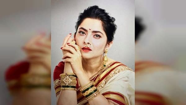 अभिनेत्री सोनाली कुलकर्णी सध्या सोशल मीडियावर मोठ्या प्रमाणात सक्रिय असते.