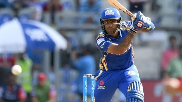 इंग्लंडविरुद्ध होणाऱ्या टी 20 सीरीजसाठी भारतीय संघाची (India vs England) घोषणा करण्यात आली आहे. टीम इंडियाच्या कर्णधारपदाची धुरा ही विराट कोहलीकडे असणार आहे. या सीरीजसाठी IPL मध्ये चांगली कामगिरी करणाऱ्या सुर्यकुमार यादव, राहुल तेवतिया आणि इशान किशन या तिघांना संधी देण्यात आली आहे. सूर्यकुमारने आयपीएलच्या 13 व्या मोसमात धमाकेदार कामगिरी केली होती. तसेच देशांतर्गत स्पर्धांमध्ये उल्लेखनीय खेळीही केली होती. त्यामुळे त्याला ही संधी देण्यात आली आहे.