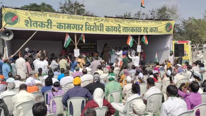 वर्ध्यात शेतकरी नेत्यांची सभा घेणाऱ्या आयोजकांवर गुन्हा, जमावबंदीच्या आदेशाला डावलून शेकडो कार्यकर्त्यांची गर्दी