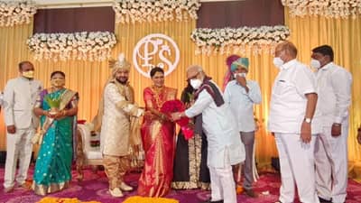 राष्ट्रवादीच्या आमदार सरोज अहिरे लग्नबंधनात, विवाह सोहळ्याला शरद पवार, भुजबळांची उपस्थिती