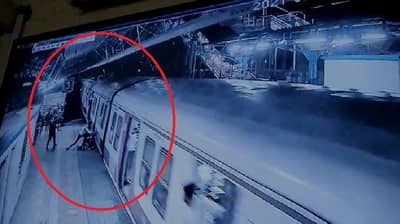 VIDEO | टाळाटाळ केल्याचा मनात राग, प्रेयसीला ढकललं रेल्वेखाली, थरार सीसीटीव्हीत कैद