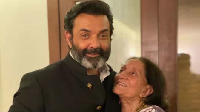 सर्वोत्कृष्ट अभिनेत्याचा पुरस्कार मिळाल्यानंतर बॉबी देओलने शेअर केला फोटो!