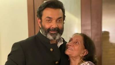 सर्वोत्कृष्ट अभिनेत्याचा पुरस्कार मिळाल्यानंतर बॉबी देओलने शेअर केला फोटो!